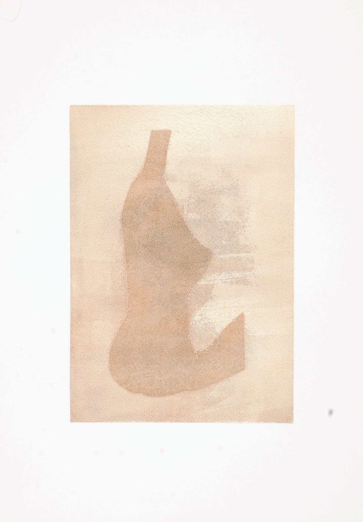 Eine minimalistische Grafik in sanften Beigetönen, die die Silhouette eines weiblichen Torsos in der Seitenansicht zeigt. Die Textur wirkt körnig und steinig auf einem hellen, rechteckigen Hintergrund.