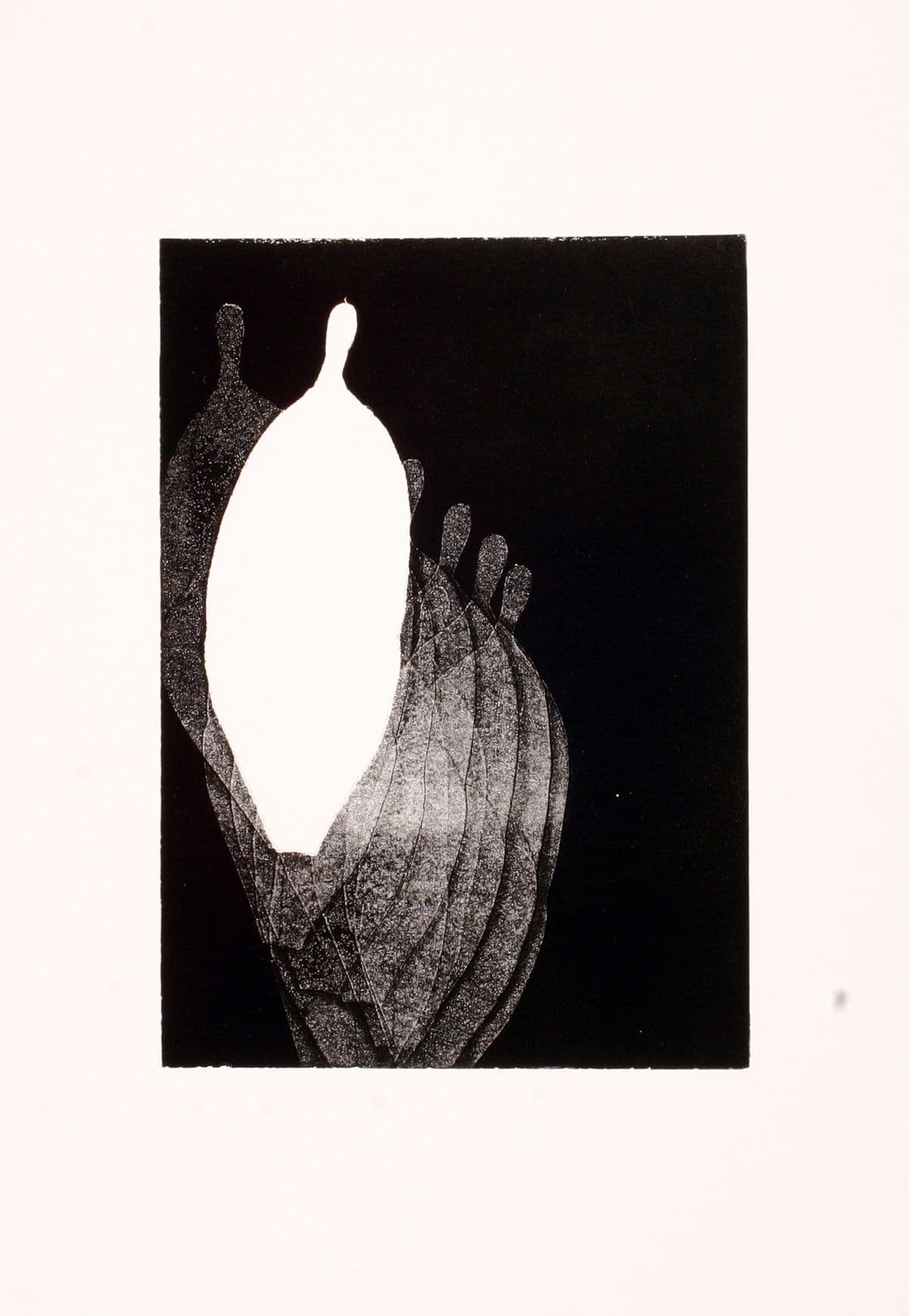 Eine kontrastreiche Grafik auf schwarzem Grund. Eine zentrale, leuchtend weiße Blattform wird von mehreren grauen, transparent wirkenden Silhouetten flankiert, die sich wie Schatten auffächern.